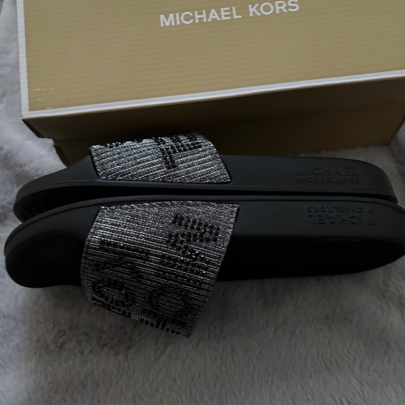 Michael Kors slides - Picture 3 of 4